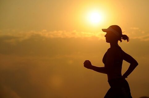 Anda boleh berlari untuk menurunkan berat badan bukan sahaja pada waktu pagi, tetapi juga pada waktu petang. 