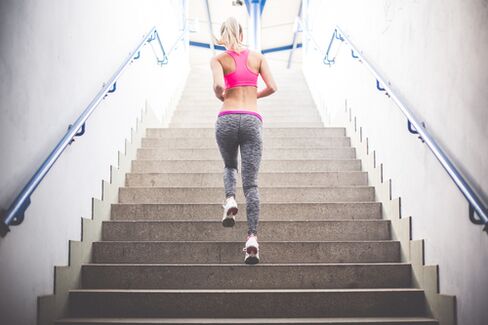 Berlari menaiki tangga adalah cara terbaik untuk menghilangkan berat badan berlebihan. 