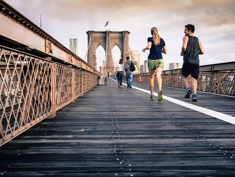 Jogging akan membantu anda mendapatkan badan yang cantik dan langsing. 