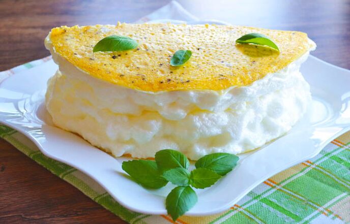 Omelet adalah sarapan yang ideal untuk mereka yang menurunkan berat badan dengan diet protein