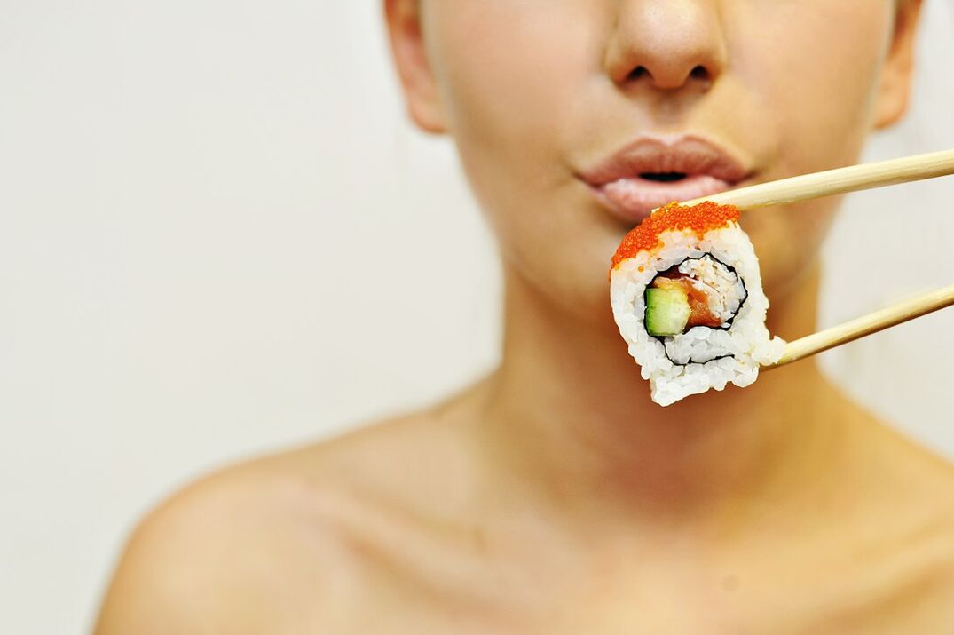 makan sushi mengikut diet Jepun