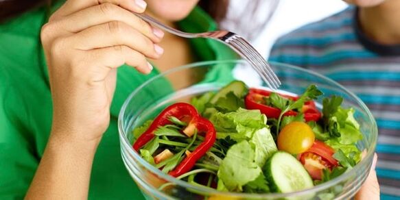 Makan salad sayuran dengan diet tanpa karbohidrat untuk menghilangkan rasa lapar