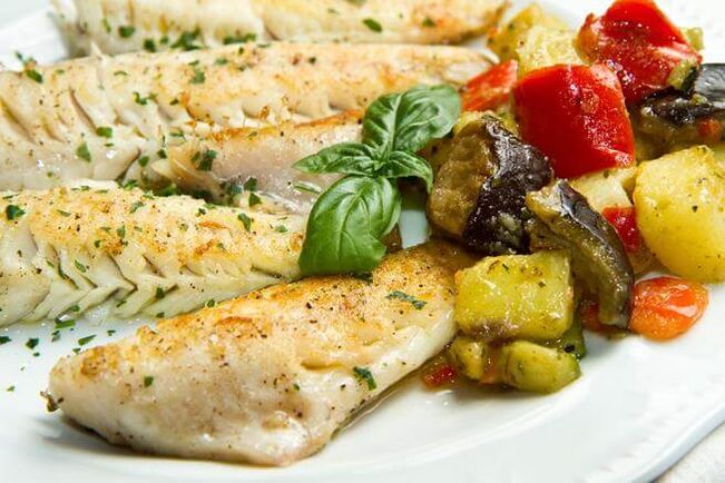 Menu rendah karbohidrat mingguan termasuk ikan kod yang dibakar dengan terung dan tomato. 