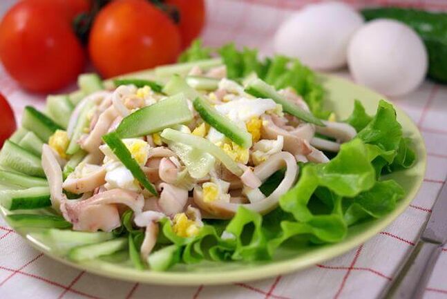 Salad Calamari dengan Telur dan Timun pada Diet Rendah Karbohidrat