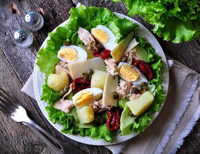 Salad Tuna Dalam Tin dalam Diet Diet Rendah Karbohidrat