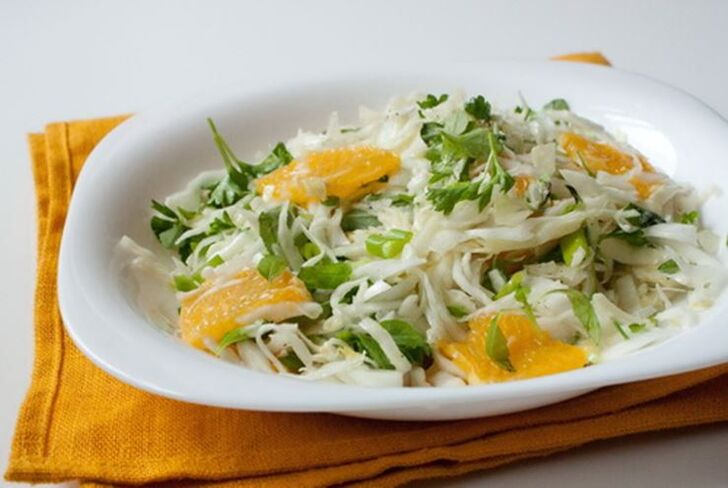 Salad kubis Cina, oren dan epal - hidangan vitamin pada diet rendah karbohidrat